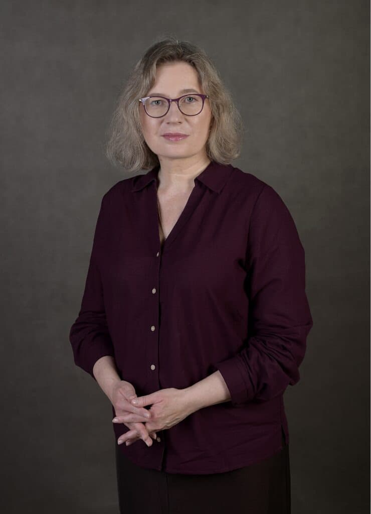 Dorota Gradzińska, zdjęcie portretowe pokazane w całości